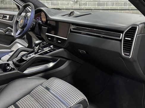 Used 2021 Porsche Cayenne Turbo S image 24