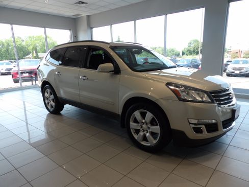 Used 2016 Chevrolet Traverse LT w/ Style and Technology Package AWD/4WD image 3