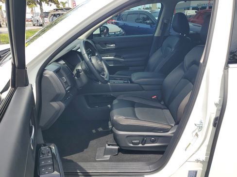 Certified 2023 Nissan Pathfinder SL w/ Black Appearance Package AWD/4WD image 14