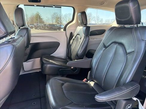 Used 2023 Chrysler Pacifica Touring-L FWD image 16