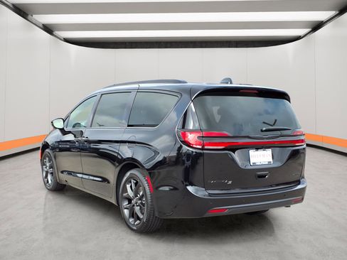 New 2026 Chrysler Pacifica Limited image 4