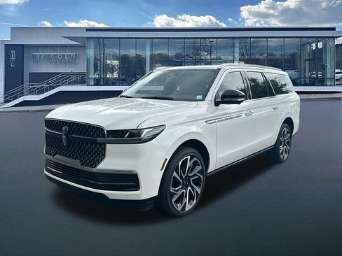New 2026 Lincoln Navigator L Reserve AWD/4WD image 3