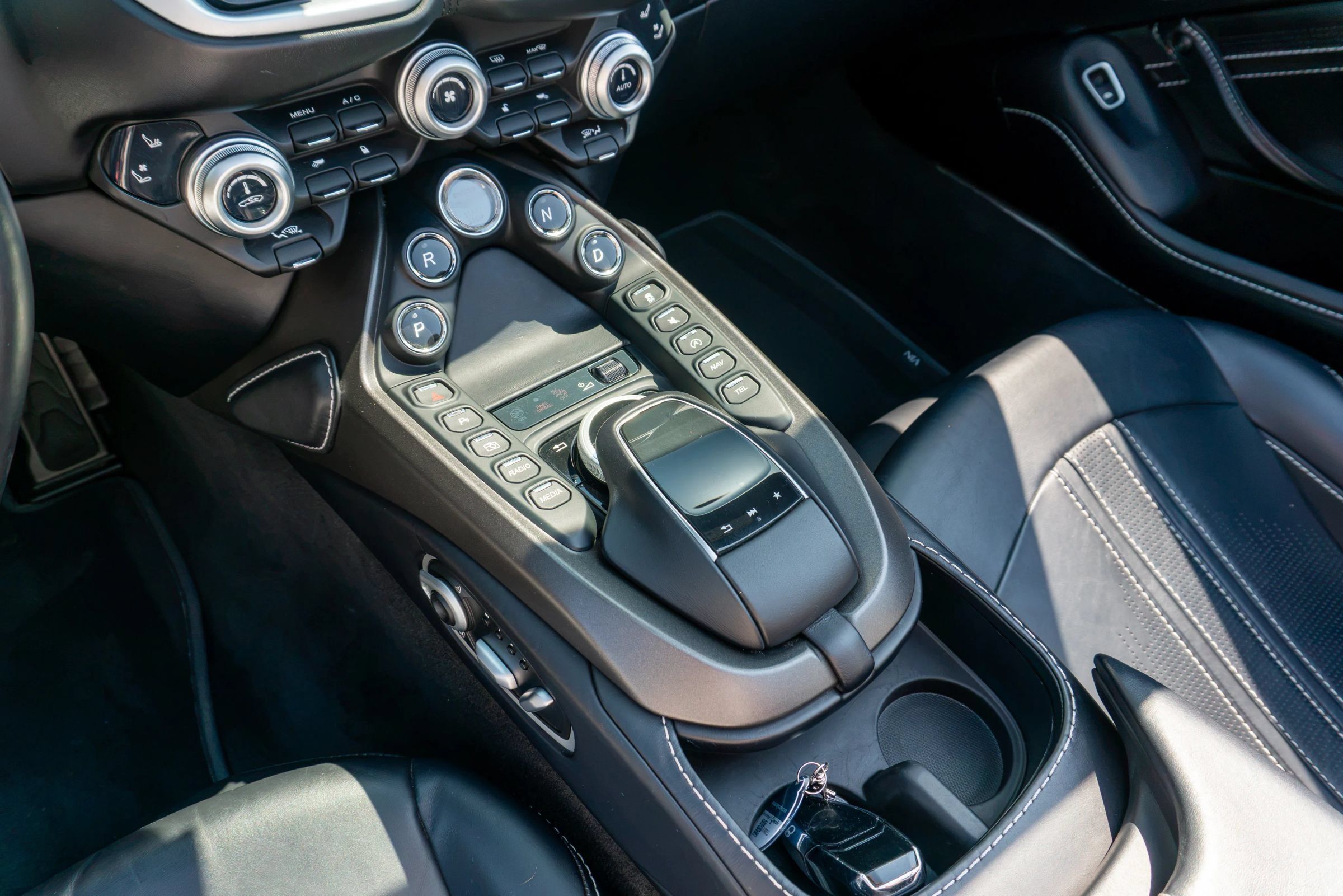 Used 2022 Aston Martin V8 Vantage Roadster RWD image 64