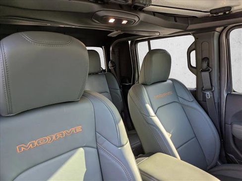 Used 2025 Jeep Gladiator Mojave image 28