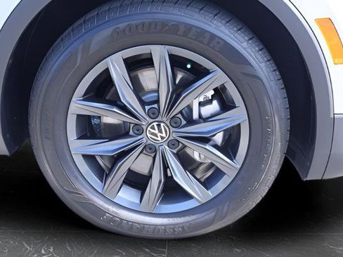 Certified 2023 Volkswagen Tiguan SE FWD image 12