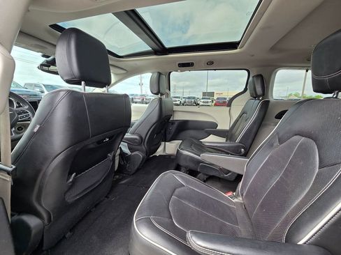 Used 2022 Chrysler Pacifica Limited FWD image 28