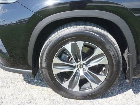Used 2021 Toyota Highlander XLE image 6