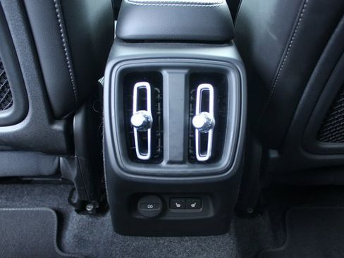 Used 2025 Volvo XC40 B5 Plus image 37