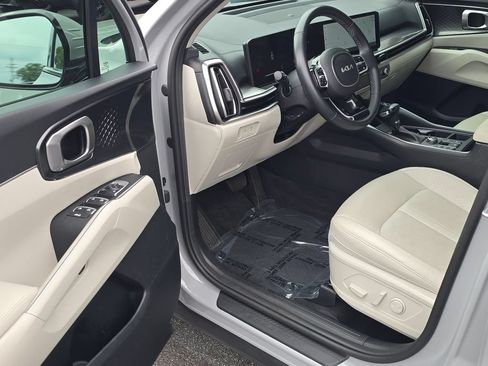 Certified 2024 Kia Sorento EX w/ Panoramic Sunroof Package FWD image 9