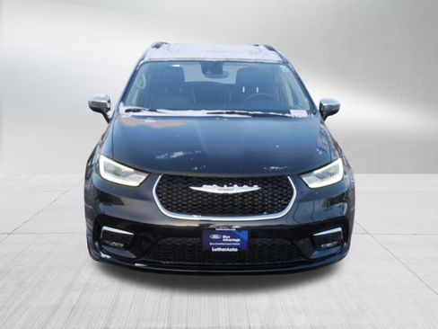 Used 2023 Chrysler Pacifica Limited image 2