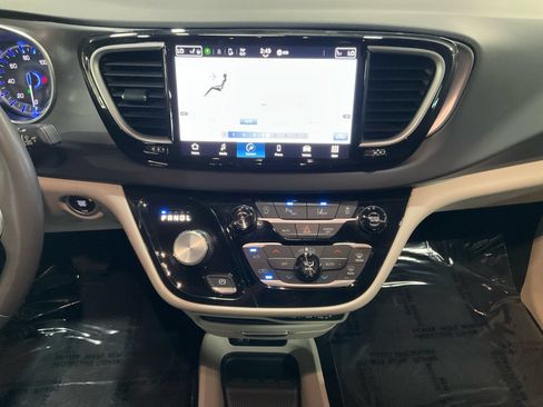 Used 2023 Chrysler Pacifica Touring-L FWD image 12