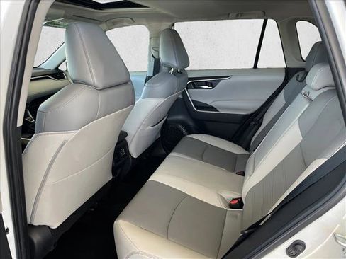 Used 2022 Toyota RAV4 XLE Premium image 10