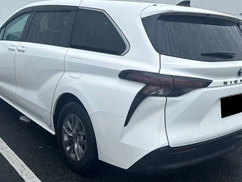 Used 2023 Toyota Sienna LE FWD image 3