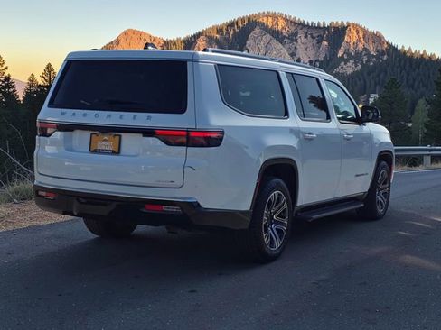 Used 2024 Jeep Wagoneer L Series II image 7