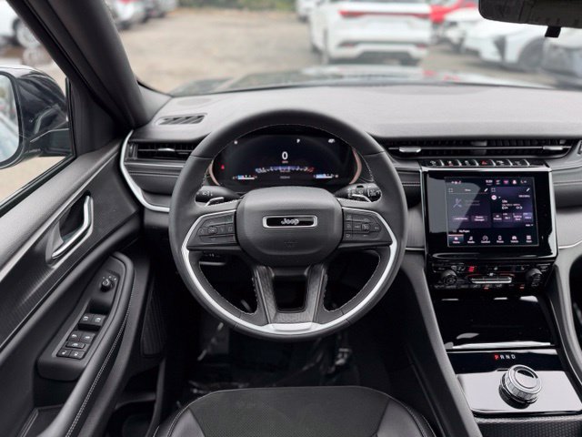 Used 2025 Jeep Grand Cherokee 4WD image 23