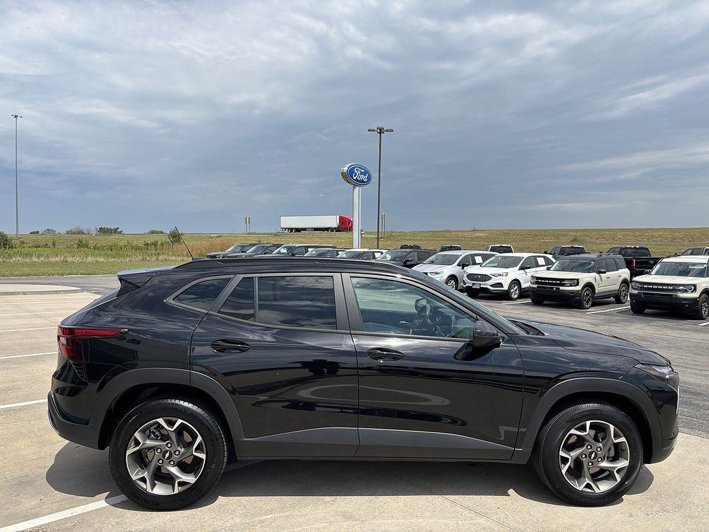 Used 2025 Chevrolet Trax LT FWD image 7