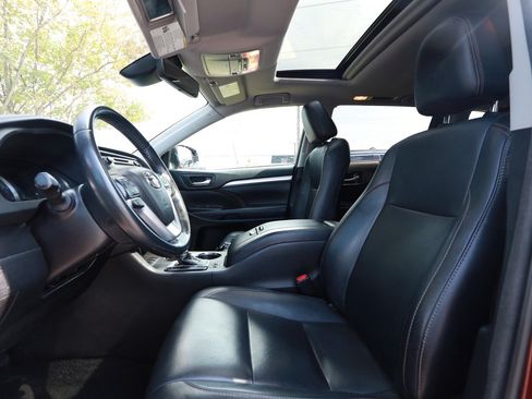 Used 2018 Toyota Highlander XLE FWD image 18