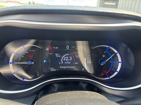 Used 2024 Chrysler Pacifica Limited FWD image 18