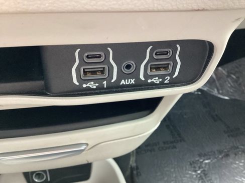 Used 2023 Chrysler Pacifica Touring-L FWD image 22