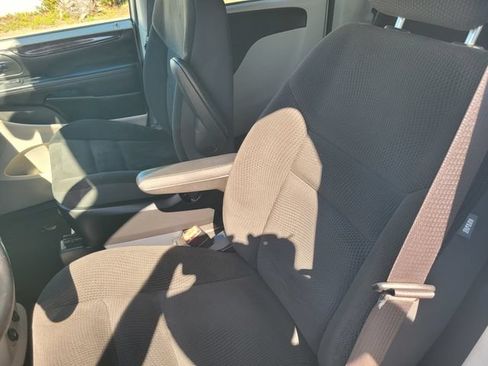 Used 2019 Dodge Grand Caravan SE w/ UConnect Hands-Free Group FWD image 13