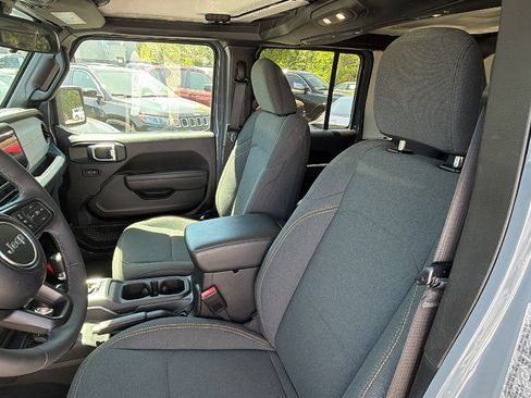 Used 2025 Jeep Wrangler Willys AWD/4WD image 17