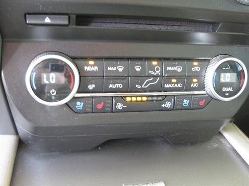 Used 2018 Ford Expedition XLT w/ Equipment Group 202A AWD/4WD image 20