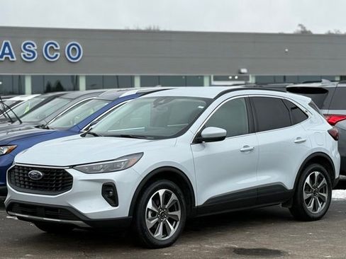 Certified 2025 Ford Escape Platinum image 32