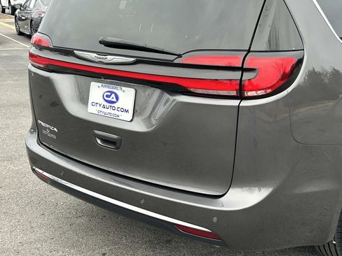 Used 2023 Chrysler Pacifica Touring-L image 12
