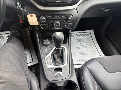 Used 2017 Jeep Cherokee Trailhawk w/ Cold Weather Group AWD/4WD image 23
