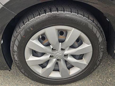 Used 2015 Toyota Corolla LE FWD image 6