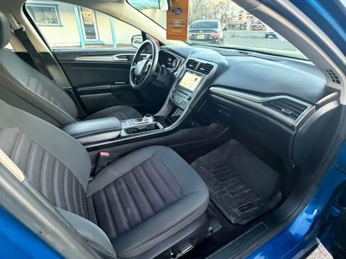 Used 2017 Ford Fusion SE w/ Fusion SE Technology Package image 14