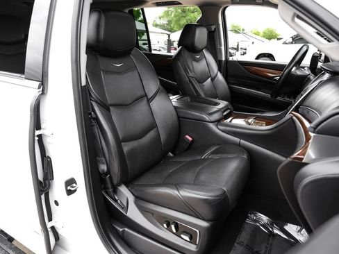Used 2019 Cadillac Escalade ESV Premium Luxury RWD image 31
