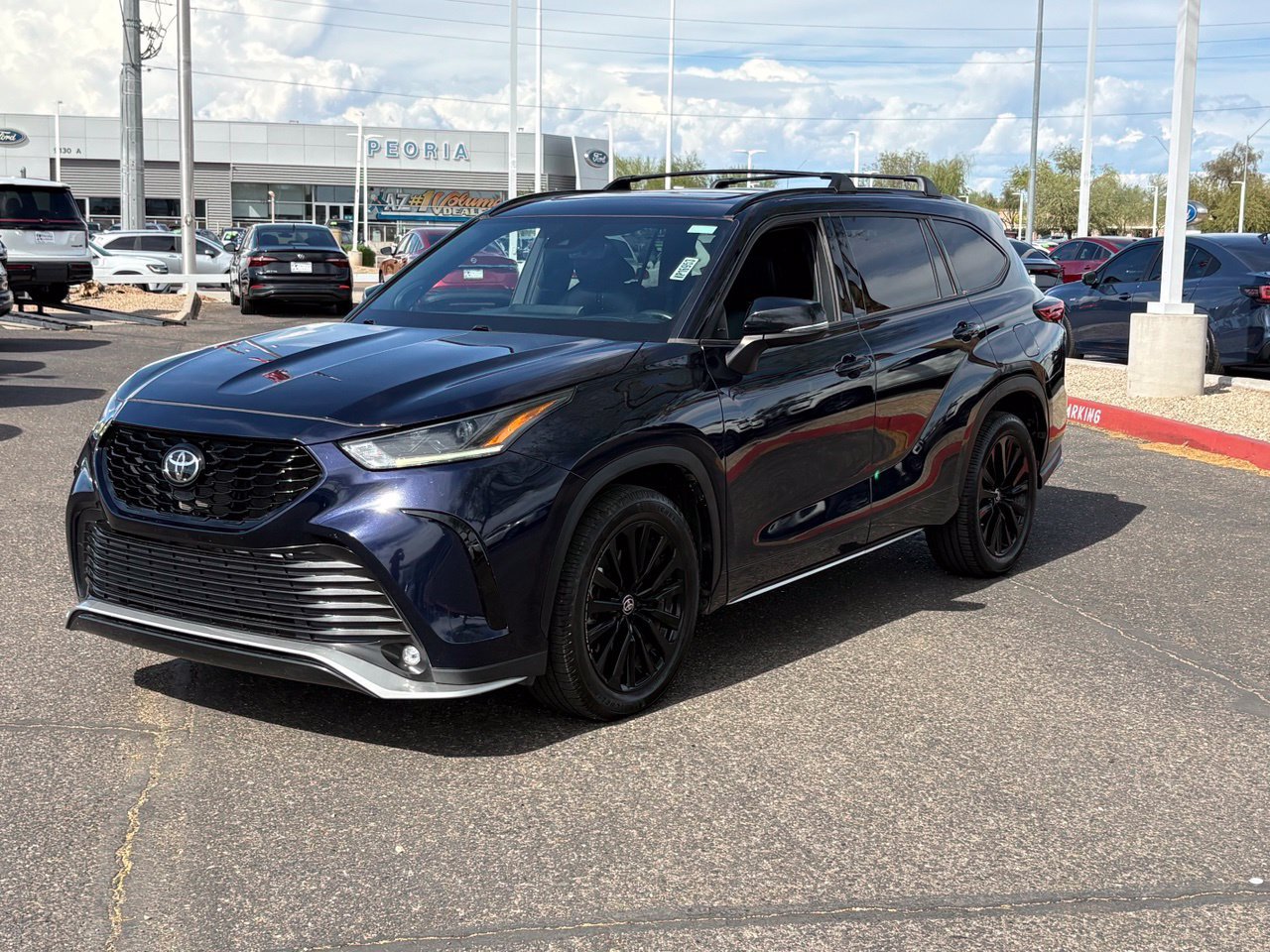 Used 2023 Toyota Highlander XSE FWD image 2
