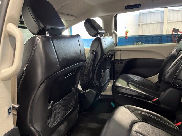 Used 2024 Chrysler Pacifica Limited FWD image 18