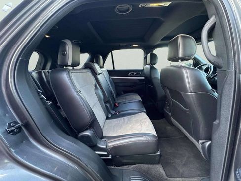 Used 2017 Ford Explorer XLT w/ Equipment Group 202A AWD/4WD image 16