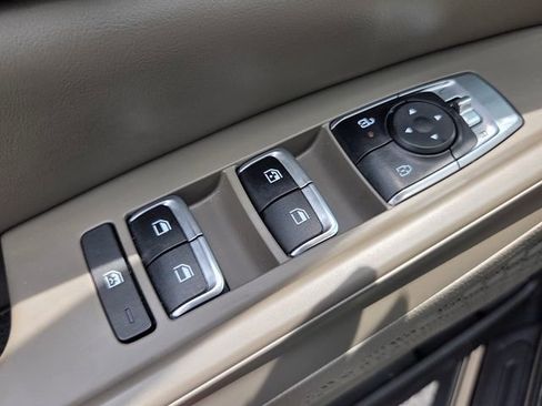 Used 2025 Kia Carnival FWD image 32