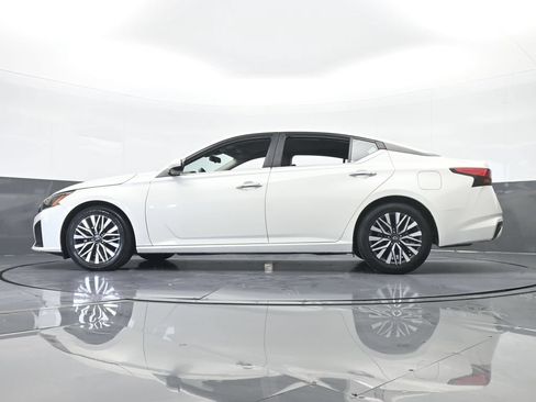 Used 2023 Nissan Altima 2.5 SV FWD image 59