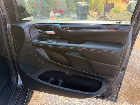 Used 2018 Dodge Grand Caravan SE FWD image 17