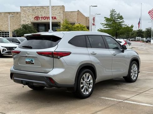 Used 2023 Toyota Highlander Limited FWD image 6
