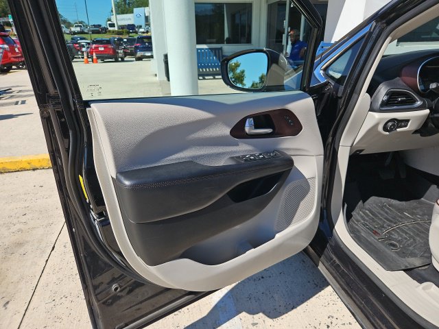 Used 2017 Chrysler Pacifica Limited FWD image 42