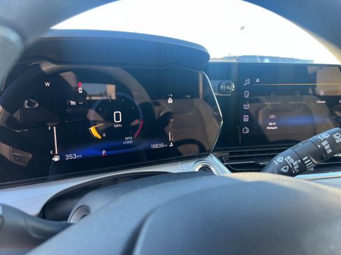 Used 2025 Chevrolet Trax LT image 40