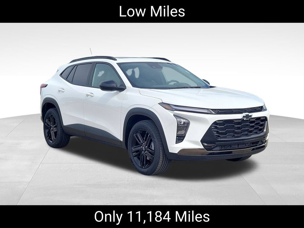 Used 2025 Chevrolet Trax ACTIV w/ Sunroof Package FWD image 2