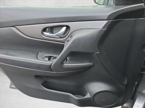 Used 2016 Nissan Rogue SV image 26