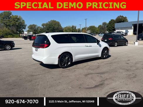 New 2026 Chrysler Pacifica Select image 13