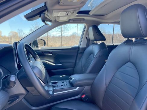 Used 2023 Toyota Highlander XLE AWD/4WD image 10