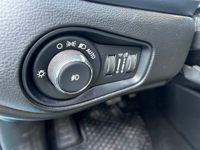 Used 2019 Jeep Renegade Latitude w/ Safety & Security Group II AWD/4WD image 23