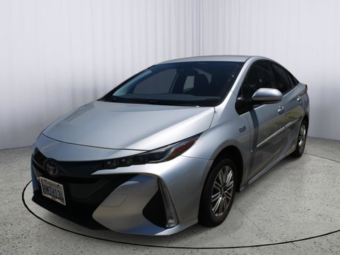 Used 2020 Toyota Prius Prime XLE FWD image 3