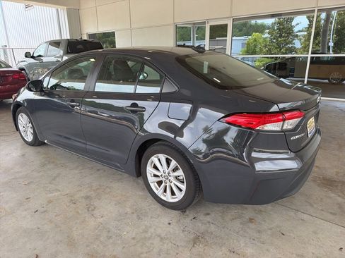 Used 2023 Toyota Corolla LE w/ LE Convenience Package FWD image 2