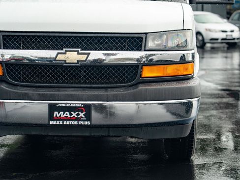 Used 2017 Chevrolet Express 3500 LT w/ LT Preferred Equipment Group image 4