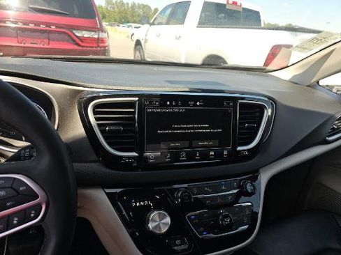 Used 2023 Chrysler Pacifica Touring-L image 4